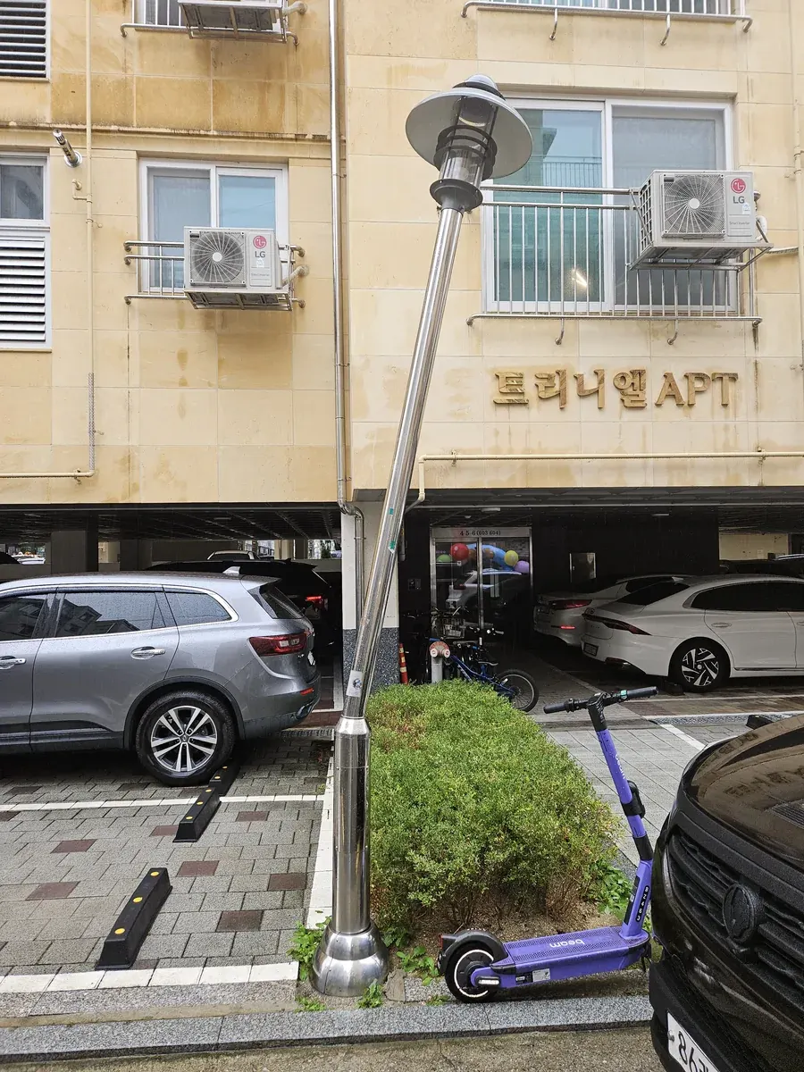 아파트 주차장 가로등 기둥 충돌 파손 시공 전