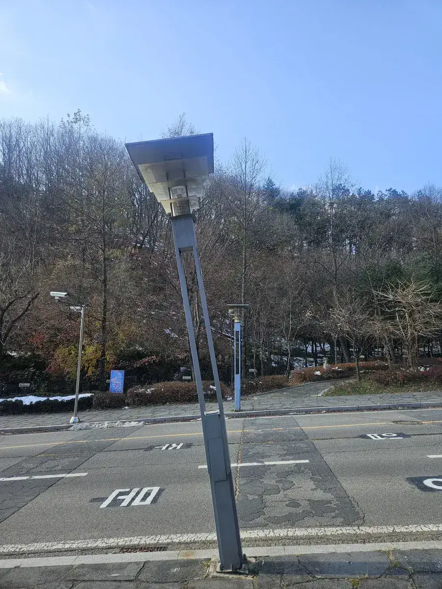 주차장 가로등 기둥 앵커볼트 부식 이완 시공 전