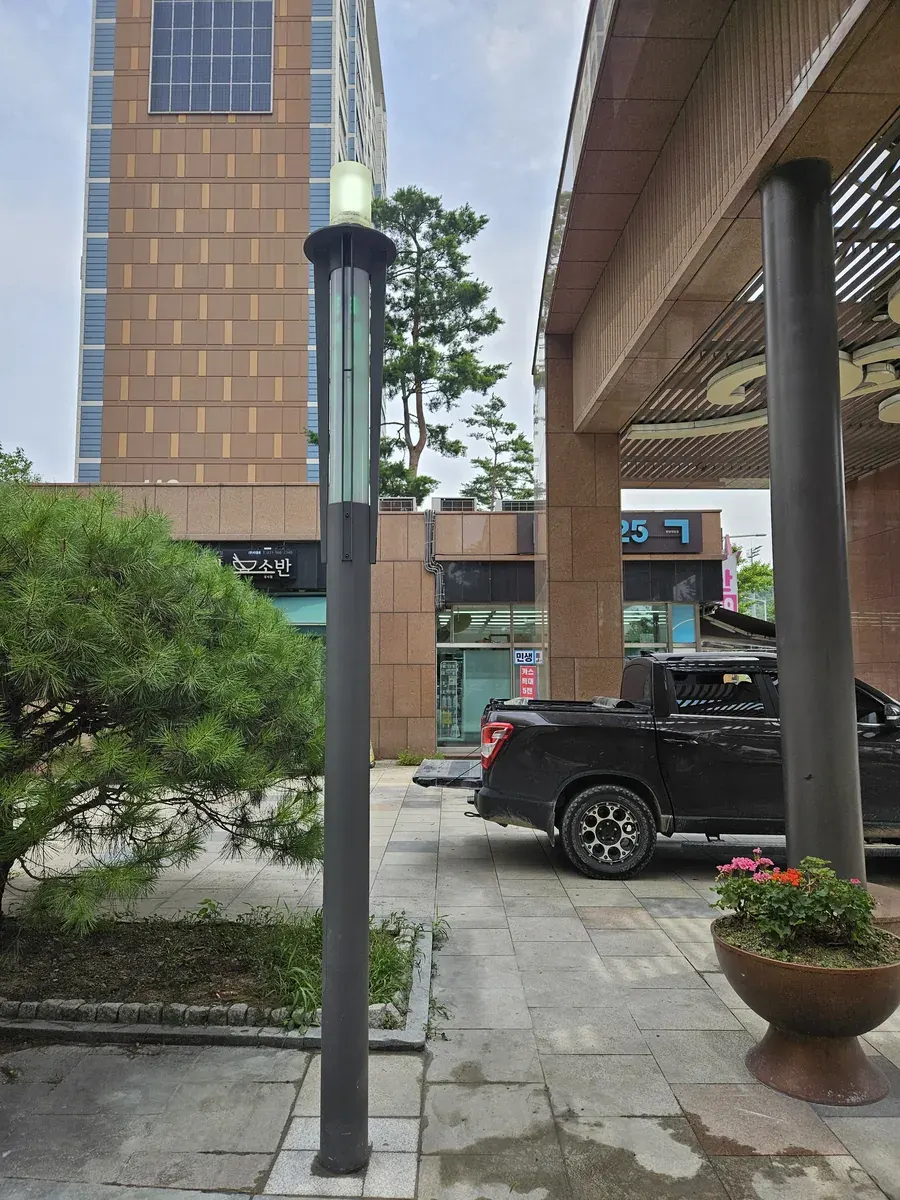상가 앞 가로등 기둥 직립 교체 완료 시공 후