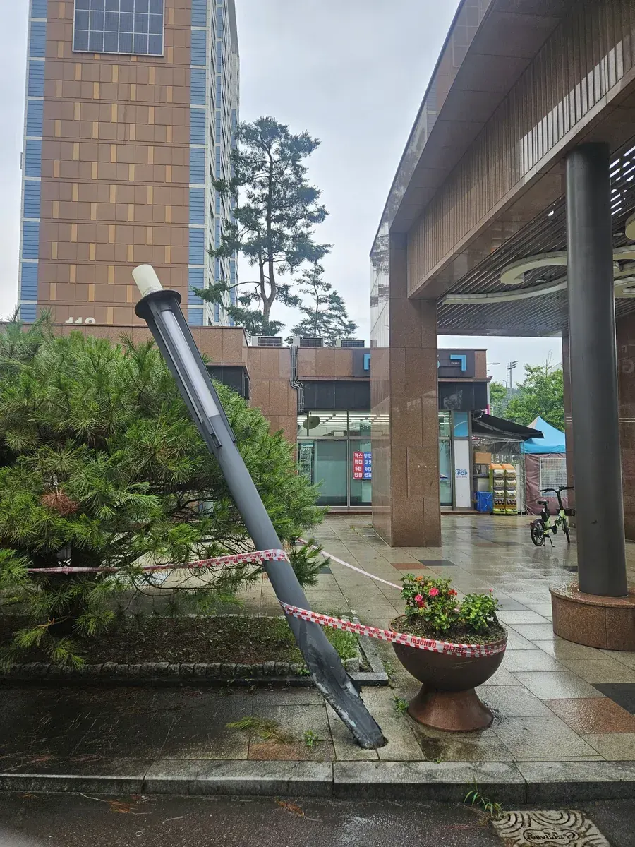 상가 앞 가로등 기둥 차량충돌 기울어짐 시공 전